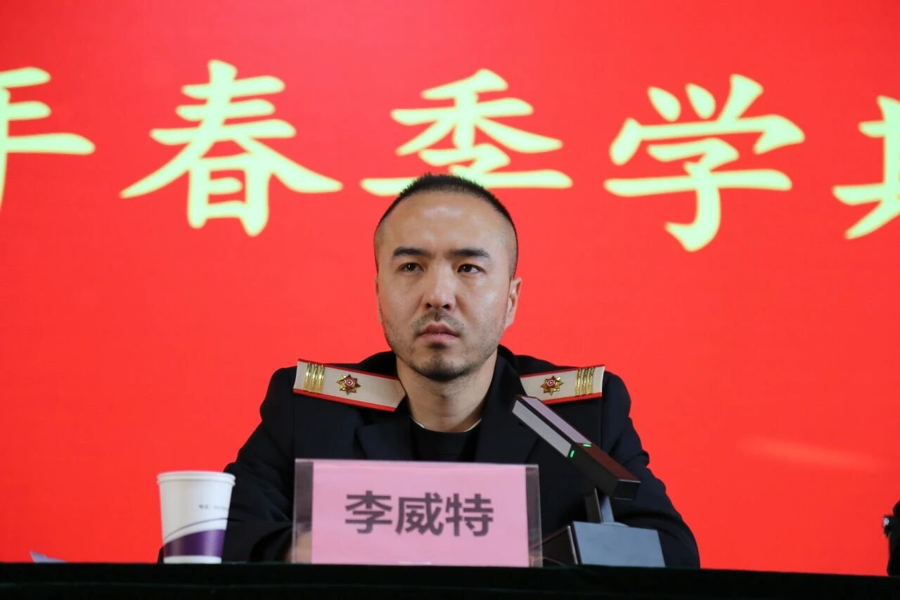 全体教职工齐聚一堂