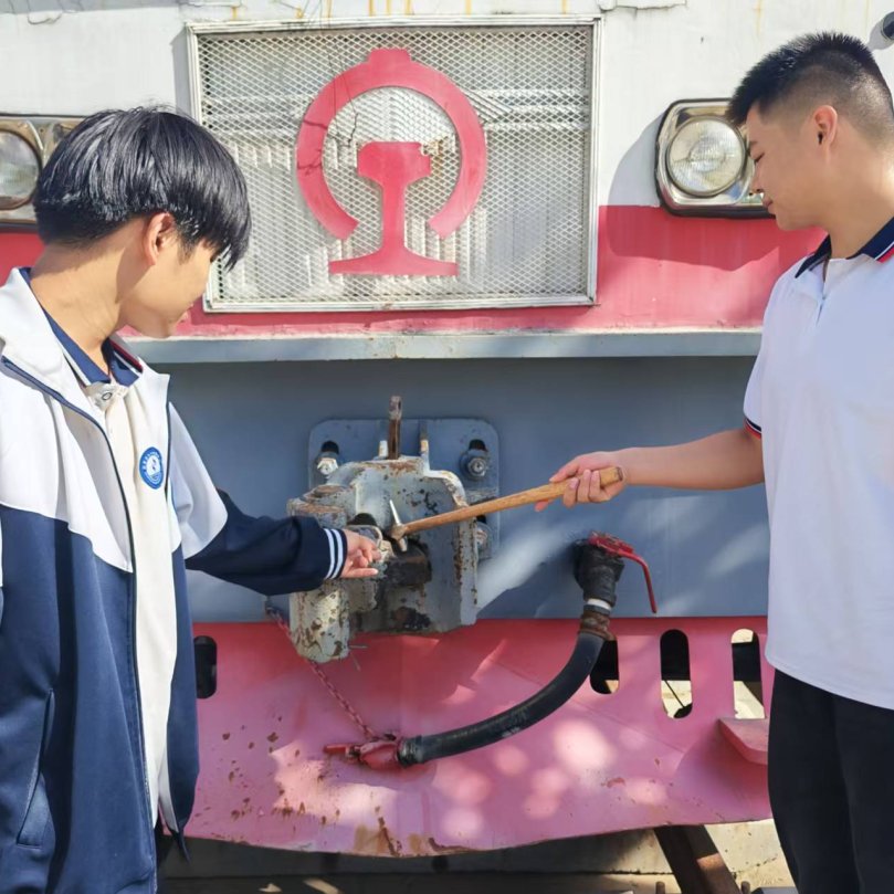 指尖在键盘上飞速敲击完成代码编写
